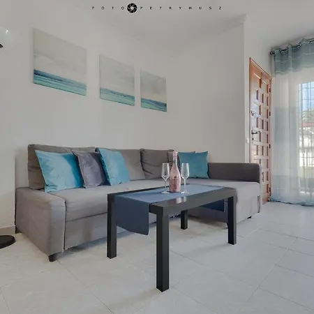 With Pool, Sea Views & Balcony Less Than 10min Walk To La Mata Beach! Apartman Torrevieja